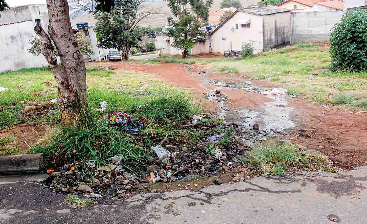 ...viela também é cheia de buracos, no início na rua Julhio Ramos da Silva, guias e sarjetas estão quebradas fazendo com que toda a água escoe pelo terreno