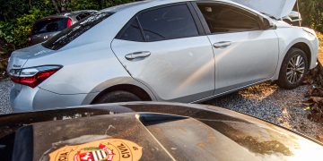 No rastro do crime: DIG recupera carro roubado, detém adolescente com drogas e captura procurado com “oitão” pinado