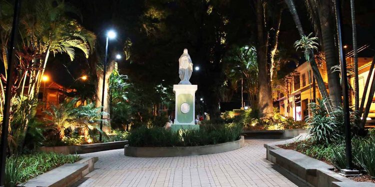 Praça do Rosário é entregue revitalizada