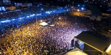 Milhares estiveram na Concha Acústica para assistir show da Turma do Pagode