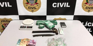 Na casa do traficante foram apreendidos tijolos de maconha e apetrechos para o embalo de drogas