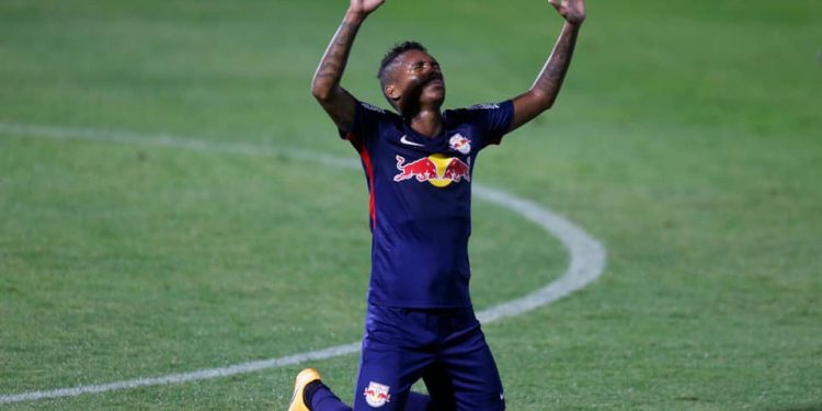 Mesmo no sufoco, Bragantino vence a primeira no Brasileirão