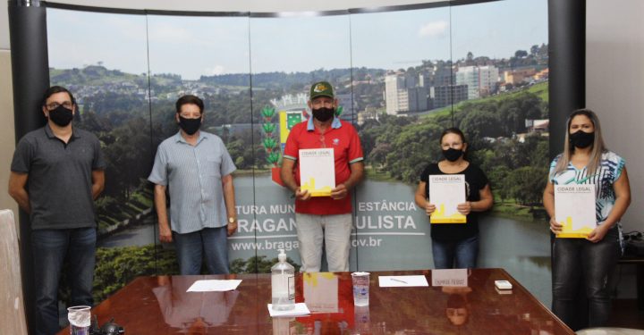 PROGRAMA CIDADE LEGAL:  Moradores da Penha recebem matriculas  de seus imóveis