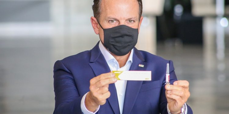 Doria anuncia vacinação e Anvisa rebate: “não fixamos um mês ou dia de aprovação”