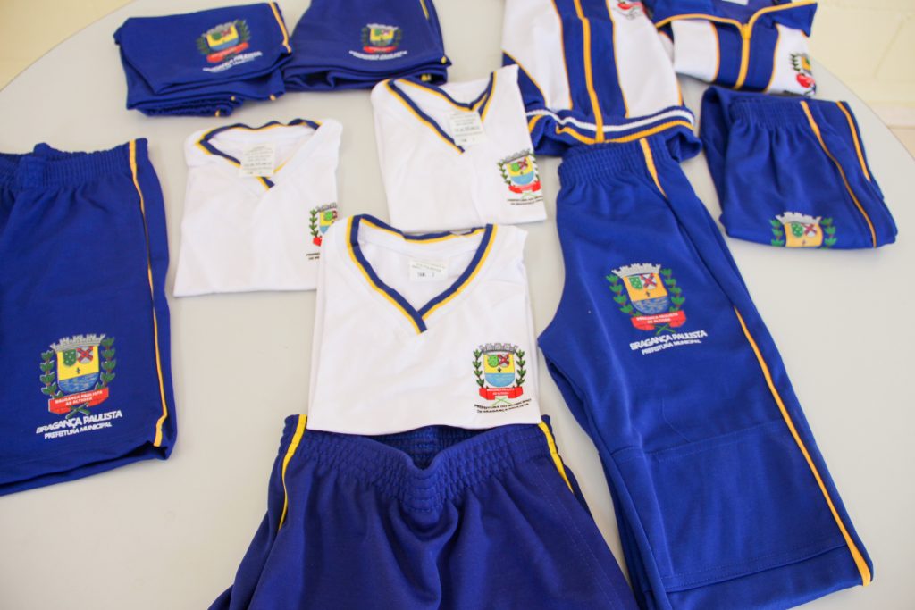 Kit escolar e uniformes foram entregues no primeiro dia de aula ocorrido na última segunda-feira (8)