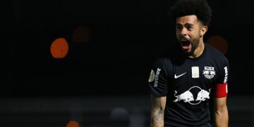 Bragantino vence na despedida em noite de consagração de Claudinho