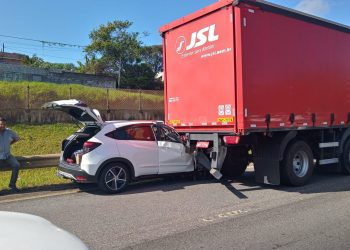 Adolescentes roubam carro, fogem da PM e batem na traseira de caminhão na Fernão Dias