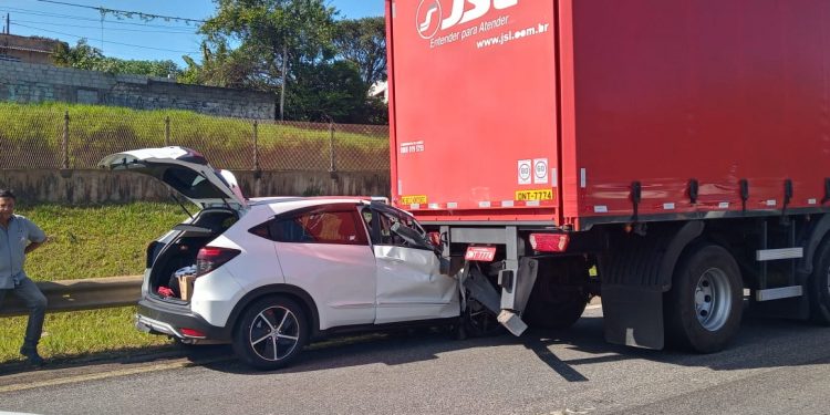 Adolescentes roubam carro, fogem da PM e batem na traseira de caminhão na Fernão Dias