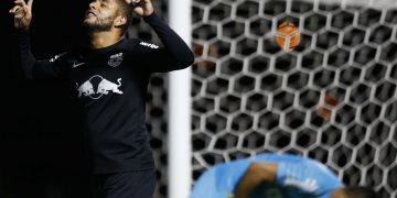 2 x 2 COM O SANTOS: Com defensiva falha, Bragantino empata de novo em casa