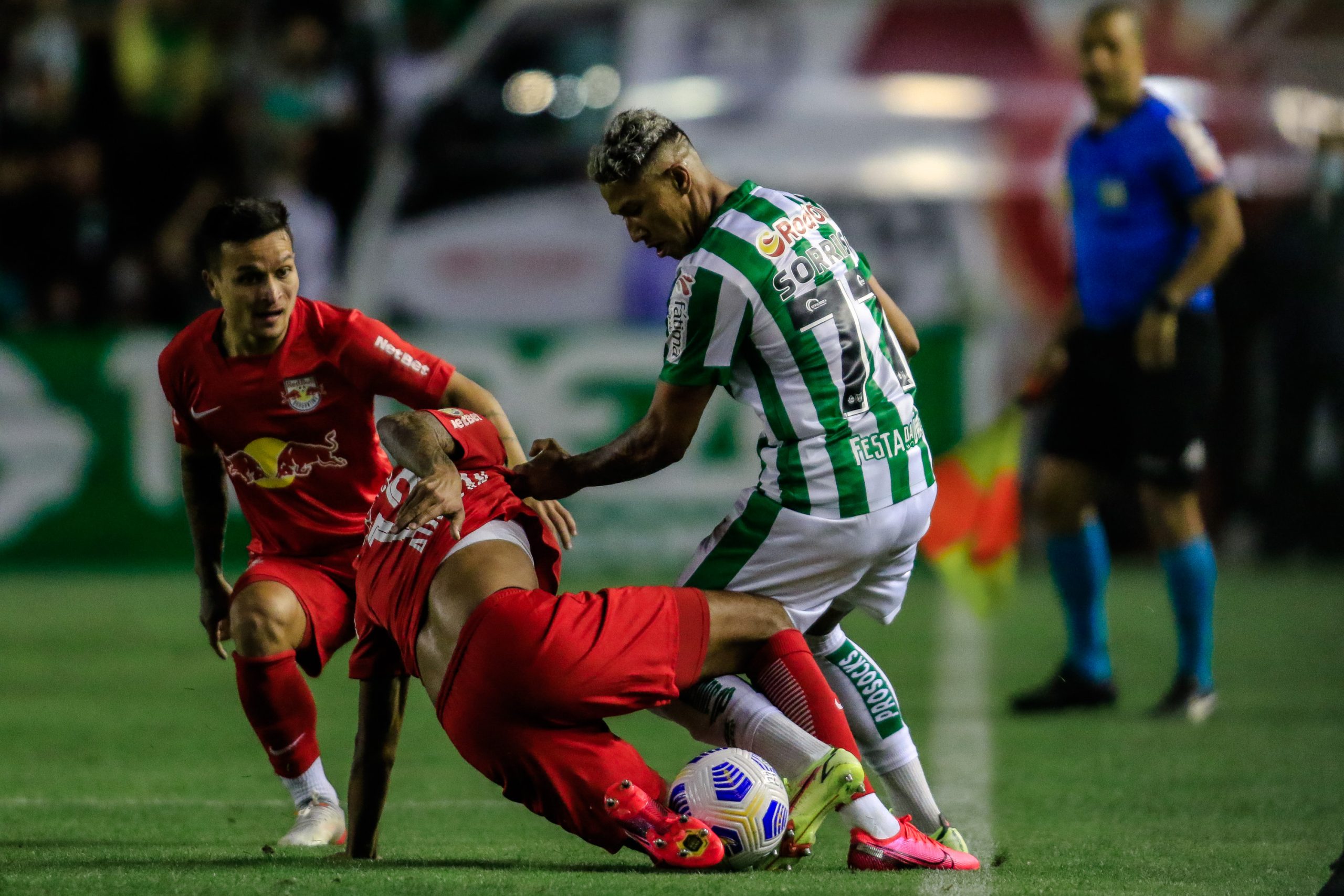 Aderlan of Bragantino competes for the ball with Bruno Henrique of