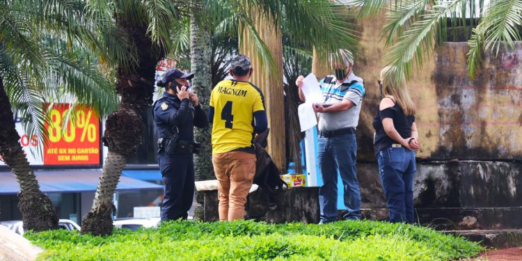 Operação orienta e fiscaliza ações de ambulantes nos semáforos