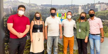 Prefeitura e Microcamp firmam parceria para cursos gratuitos