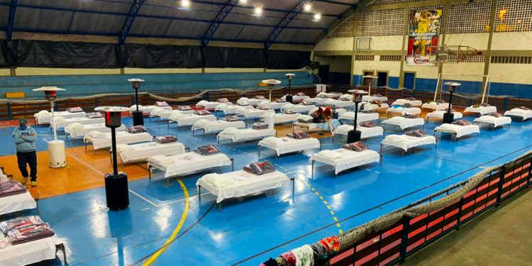 Pessoas em situação de rua serão acolhidas durante onda da frio