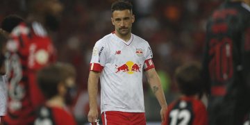 Léo Ortiz realizou cirurgia no joelho e previsão de volta é de seis meses