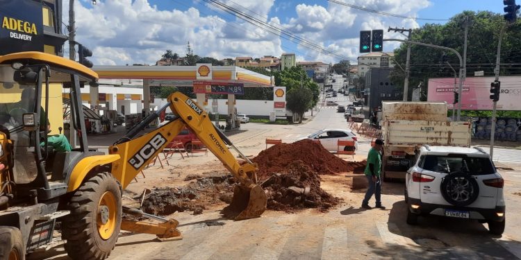 Obras de drenagem deixam trânsito caótico Gazeta Bragantina Portal