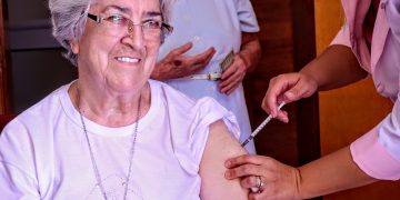 Vacina bivalente contra Covid começou a ser aplicada