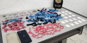 ROM prende traficante com 229 porções de drogas na Penha