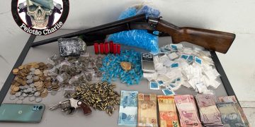 Traficante cobra dívida e é preso pela Equipe Charlie com drogas e armas