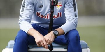    Caixinha deve colocar equipe reserva amanhã, contra o Guarani