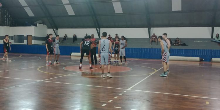 Sub-18 masculino de basquete avança nos Jogos da Juventude