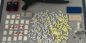 Dupla presa com 243 porções de drogas no Curitibanos