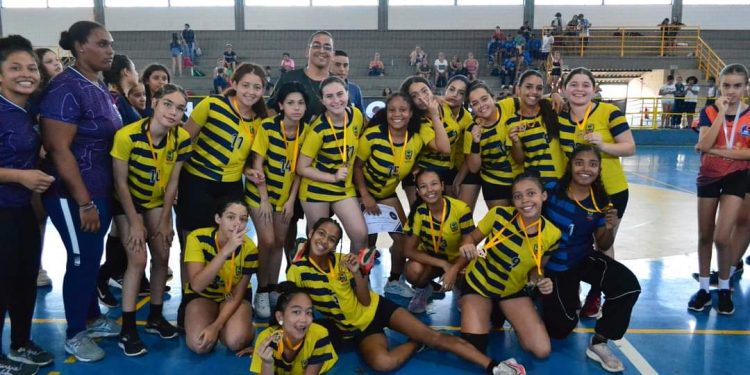 Equipe feminina infantil conquista o título do Festival de Handebol
