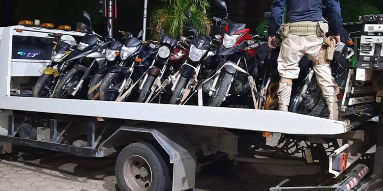 PRF recupera veículos furtados; uma pessoa foi detida  