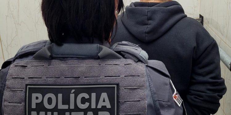 Mulher procurada por tráfico de drogas é presa no Jd. Fraternidade