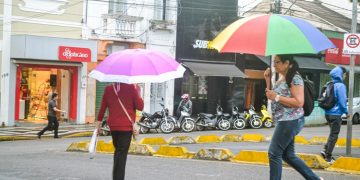 Temperaturas amenas e chuva durante o final de semana