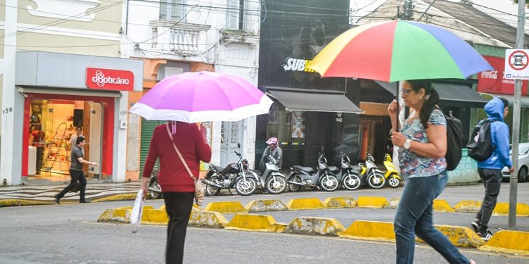 Temperaturas amenas e chuva durante o final de semana