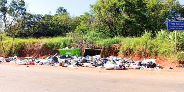 DESCARTE IRREGULAR E COLETA RACIONADA:  Problema do lixo em regiões da cidade parece não ter fim