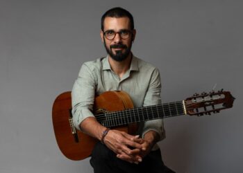 “Reencontro”: Rafael Schimidt reúne 20 anos de carreira em livro com canções autorais