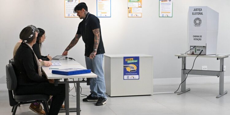 Eleitor vota em seis cargos no dia 4; TRE-SP orienta levar “colinha” e deixar o celular fora da cabine