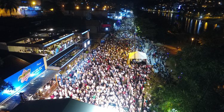 Milhares foram ao Lago do Taboão prestigiar a chegada de 2020 | SECOM