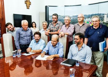 Prefeito Jesus Chedid sanciona a lei que institui o Plano Diretor; ao lado do vice-prefeito Amauri Sodré, secretário de Planejamento, Marcelo Alexandre, vereadores Ditinho Bueno, José Gabriel, Paulo Mário, Marcolino, chefe de Gabinete, Galileu de Mattos, e empresários João Rubens Valle, André e Airton Caramaschi | Aline Zarur/GB