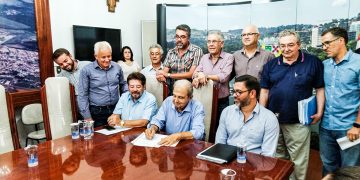 Prefeito Jesus Chedid sanciona a lei que institui o Plano Diretor; ao lado do vice-prefeito Amauri Sodré, secretário de Planejamento, Marcelo Alexandre, vereadores Ditinho Bueno, José Gabriel, Paulo Mário, Marcolino, chefe de Gabinete, Galileu de Mattos, e empresários João Rubens Valle, André e Airton Caramaschi | Aline Zarur/GB