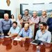 Prefeito Jesus Chedid sanciona a lei que institui o Plano Diretor; ao lado do vice-prefeito Amauri Sodré, secretário de Planejamento, Marcelo Alexandre, vereadores Ditinho Bueno, José Gabriel, Paulo Mário, Marcolino, chefe de Gabinete, Galileu de Mattos, e empresários João Rubens Valle, André e Airton Caramaschi | Aline Zarur/GB