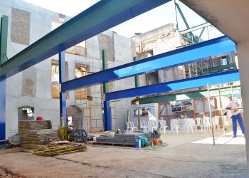 Estrutura de ferro que dará suporte as cadeiras do teatro | Arquivo/GB