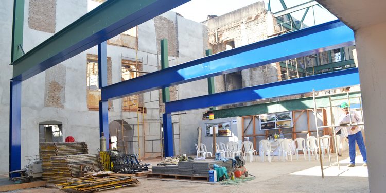 Estrutura de ferro que dará suporte as cadeiras do teatro | Arquivo/GB