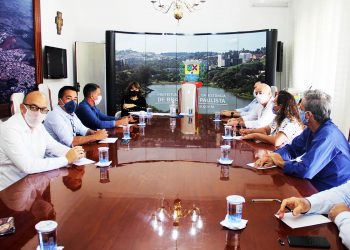 Comerciantes pedem reabertura das lojas
