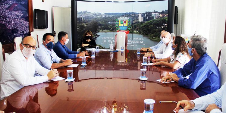 Comerciantes pedem reabertura das lojas