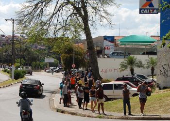 Mesmo com orientação de manter distanciamento, a população na semana passada continuava se aglomerando nas filas dos bancos por causa do auxilio emergencial | Jonathan Alberti/GB