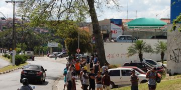 Mesmo com orientação de manter distanciamento, a população na semana passada continuava se aglomerando nas filas dos bancos por causa do auxilio emergencial | Jonathan Alberti/GB