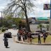 Mesmo com orientação de manter distanciamento, a população na semana passada continuava se aglomerando nas filas dos bancos por causa do auxilio emergencial | Jonathan Alberti/GB