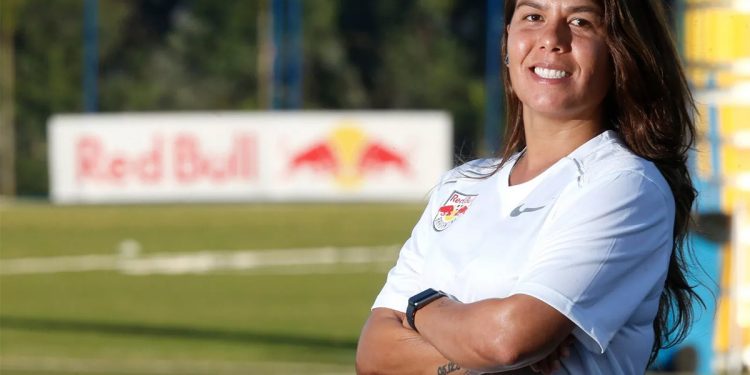 Técnica Camila Orlando foi anunciada no início de março para comandar primeiro time feminino do Red Bull Bragantino | Red Bull Bragantino