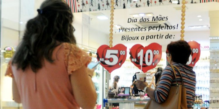 Comércio conta com baixa nas vendas do Dia das Mães