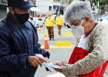 Operação orienta população sobre filas e uso de máscaras
