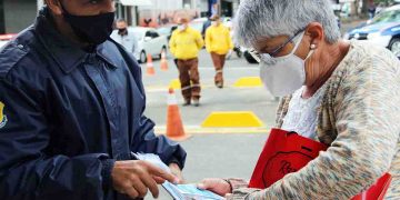 Operação orienta população sobre filas e uso de máscaras