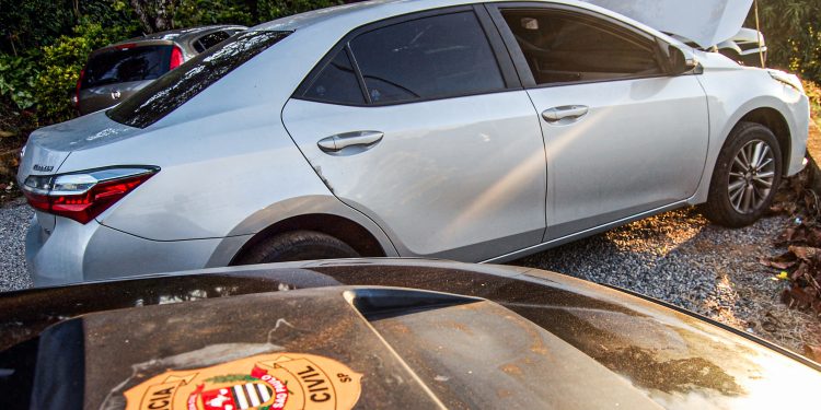 No rastro do crime: DIG recupera carro roubado, detém adolescente com drogas e captura procurado com “oitão” pinado