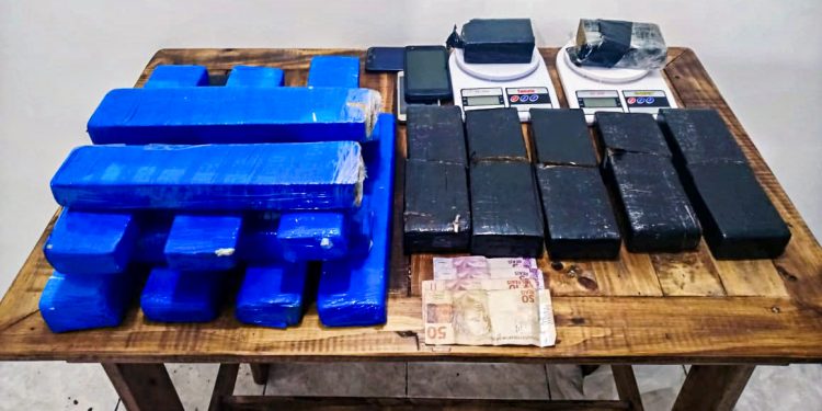 Pau neles! “Taticão” quebra a banca, prende três e tira 14,5 kg de maconha das ruas de Bragança